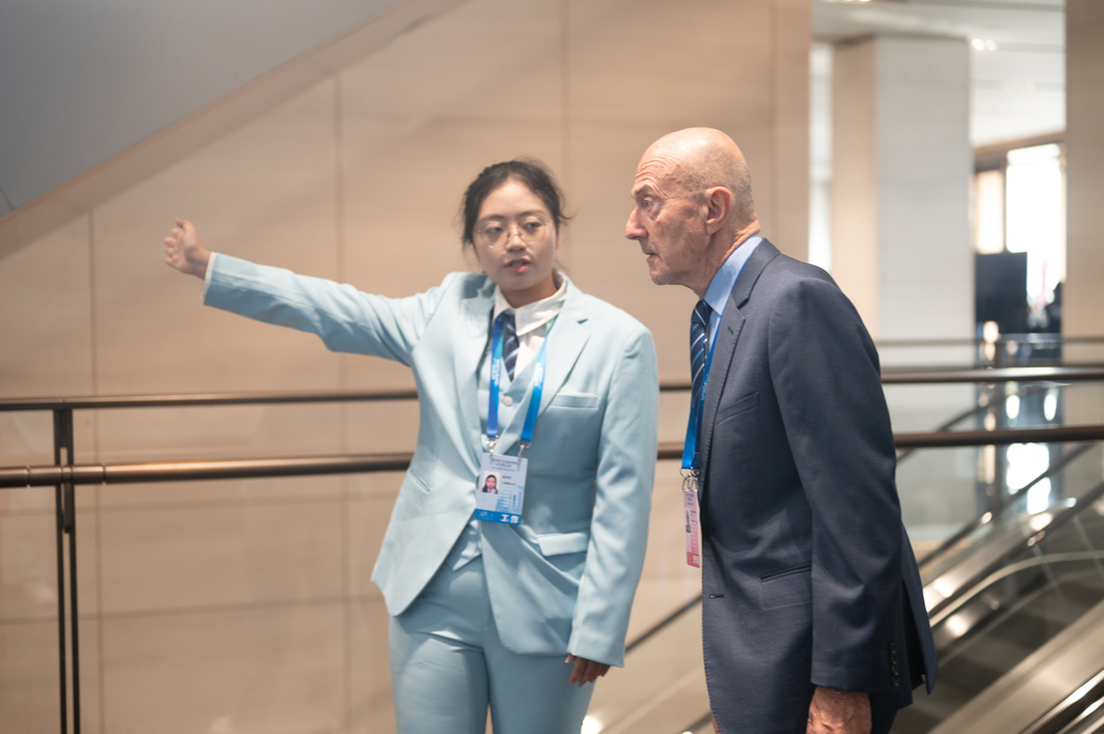 志愿者进行嘉宾接待工作