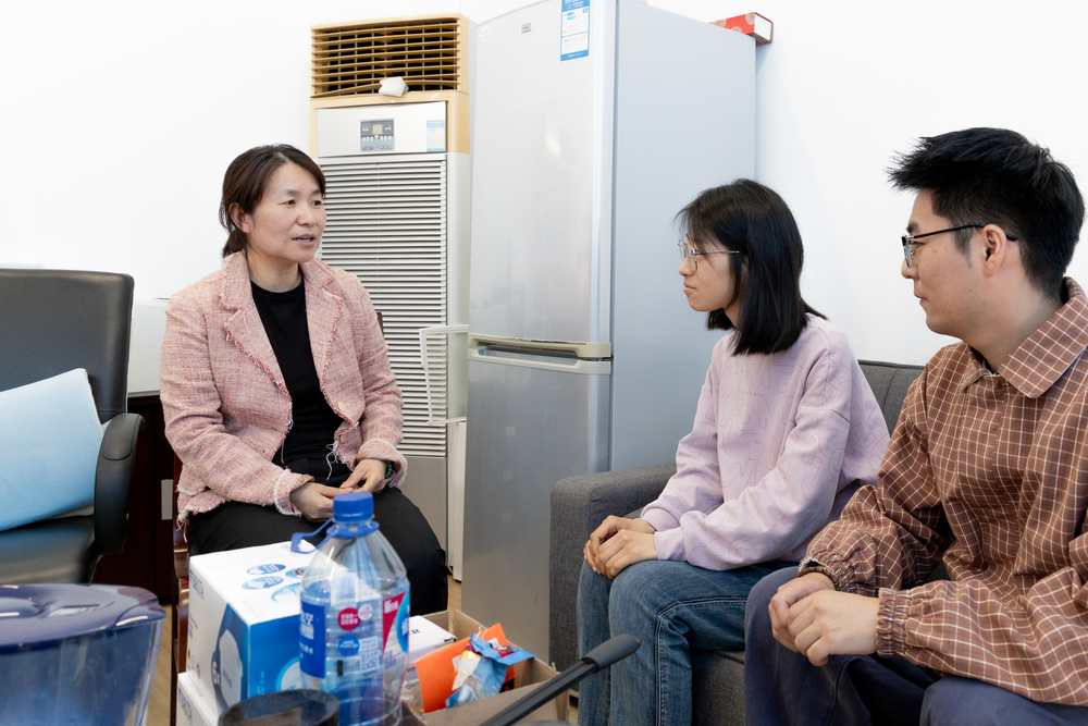 何敏老师和同学们交流