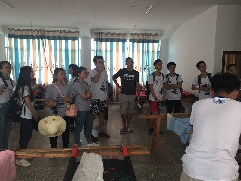 在贵州榜香郁苗绣服饰开发有限公司苗绣车间