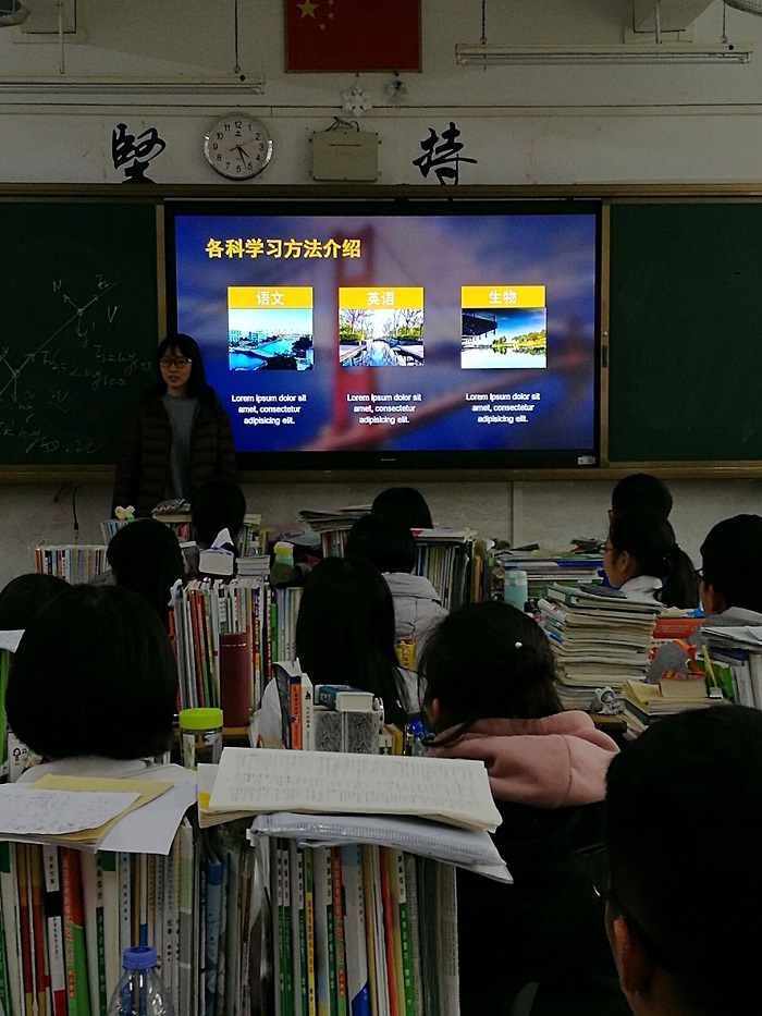 志愿者在宣传之余也为高三学生加油打气