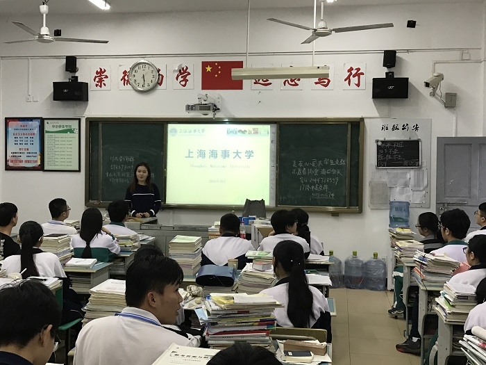 在海南省重点华侨中学也能见到我校志愿者的身影