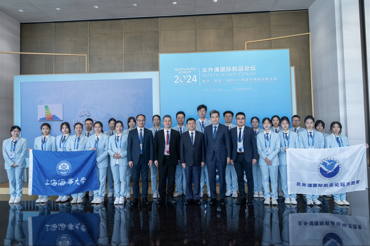 校党委书记宋宝儒、校长初北平与学校志愿者合影