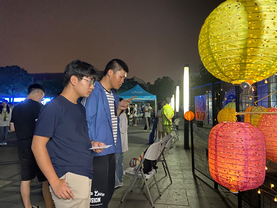 中秋游园会猜灯谜活动