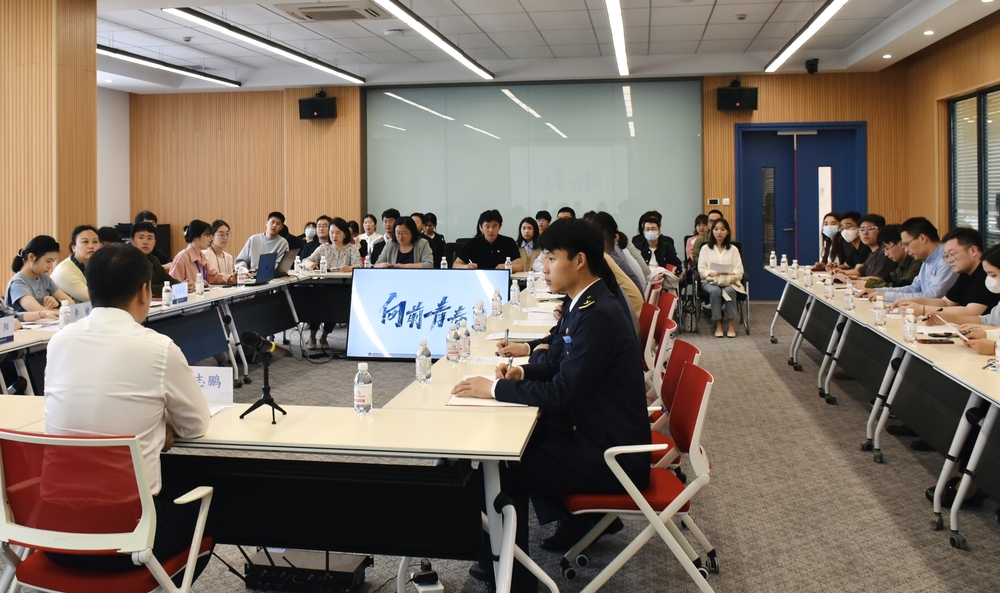 师生代表认真聆听党课