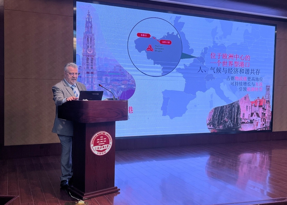 朱伯彦先生为学校师生演讲