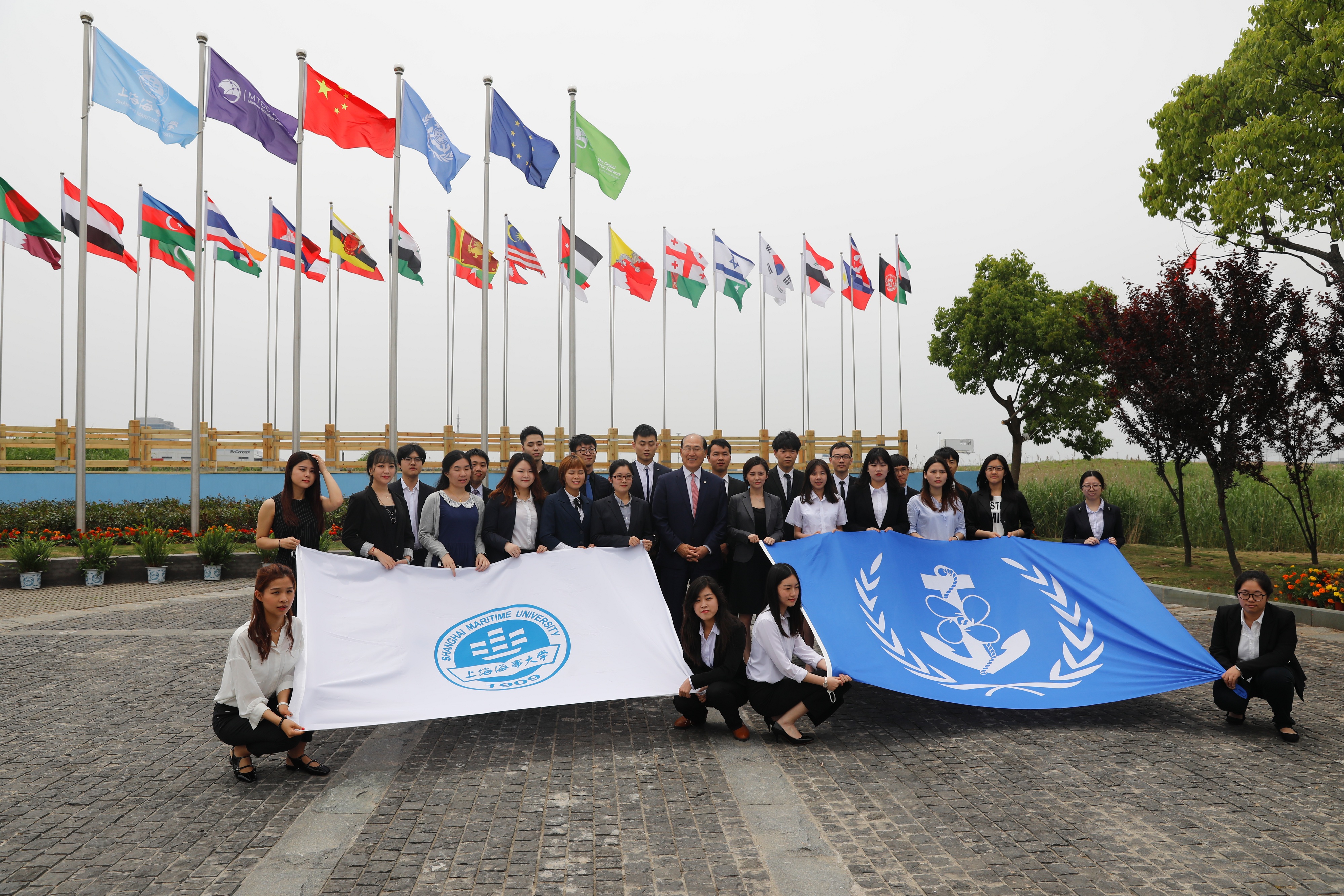 海大班学员参加上海国际海事亚洲技术合作中心 成立仪式与时任IMO秘书长林基泽合影