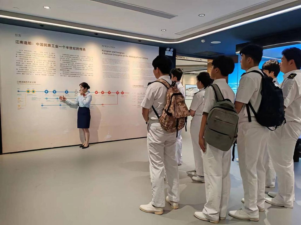 行万海里实践队在江南造船史馆参观学习
