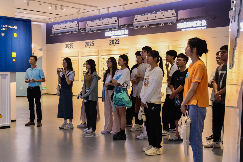 知行·北部湾实践队在北部湾港集团公司展厅学习 黄健原 摄