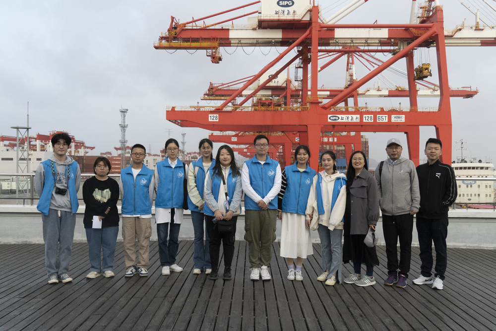 多语言服务中心工作人员合影