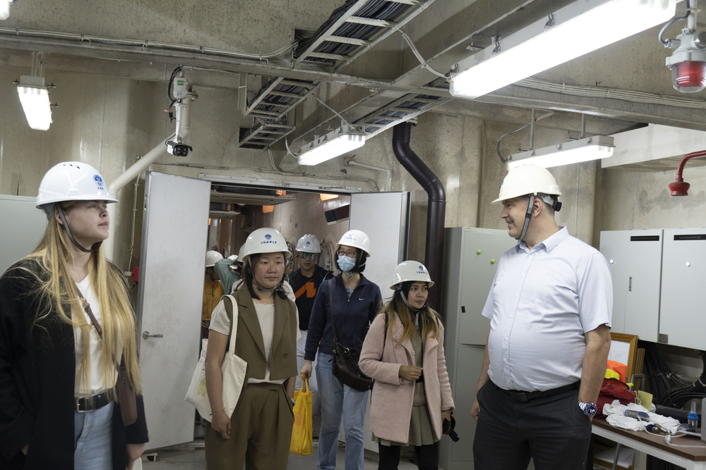 参观“吴淞”号特种模拟船