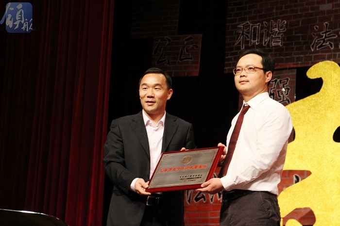 为上海高校航运管理系列课程教学青年团队代表颁奖