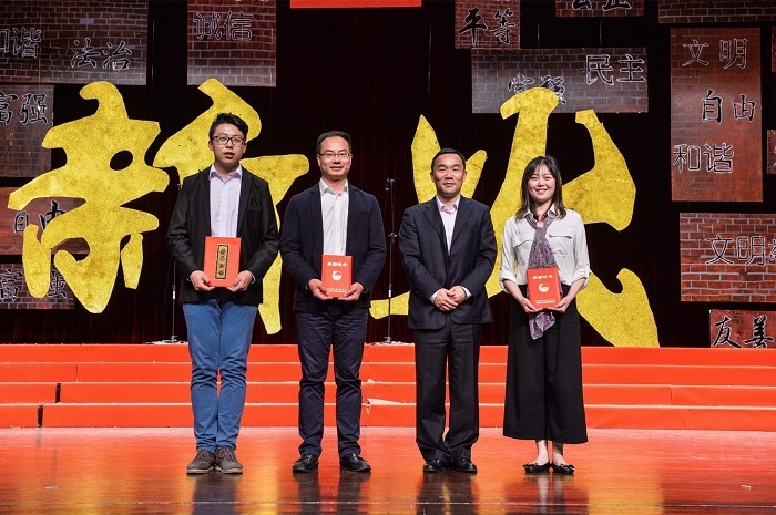 王海威副书记为市青年五四奖章和市优秀共青团员获得者颁奖