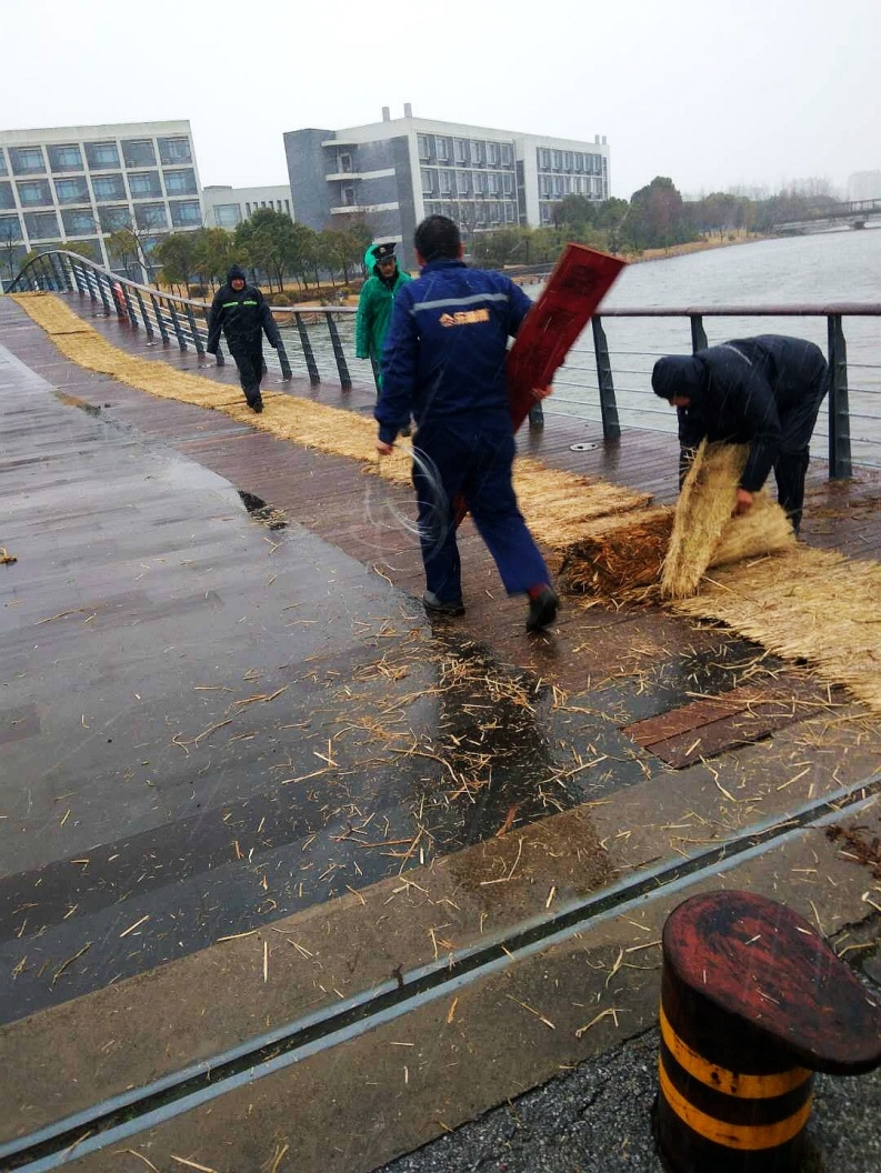 铺设防滑草垫