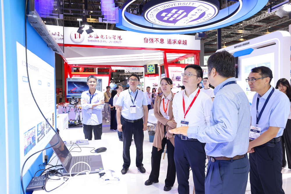 市教委副主任栾宗涛莅临学校展位参观指导