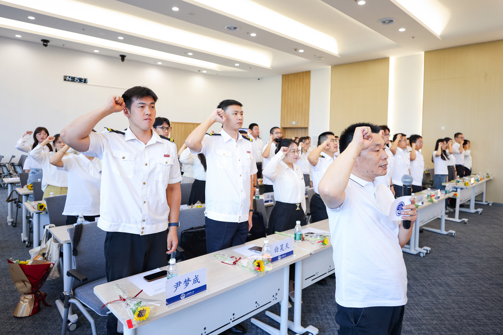 胡勤友带领新入职教师庄严宣誓