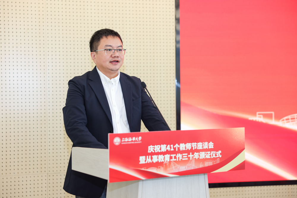 教师代表物流科学与工程学院丁一发言