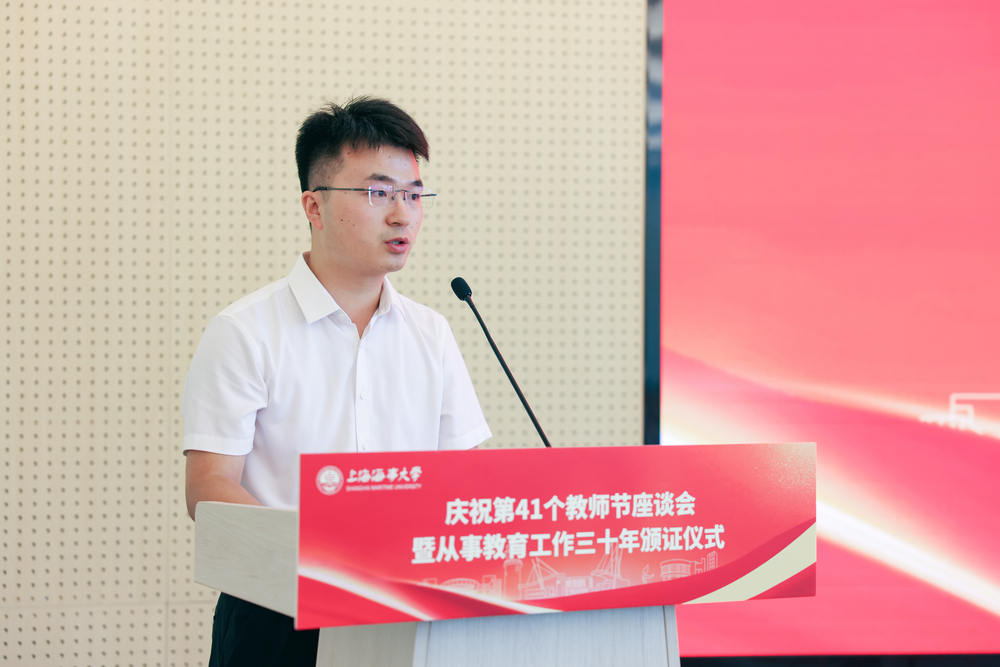 辅导员代表信息工程学院李万秀发言