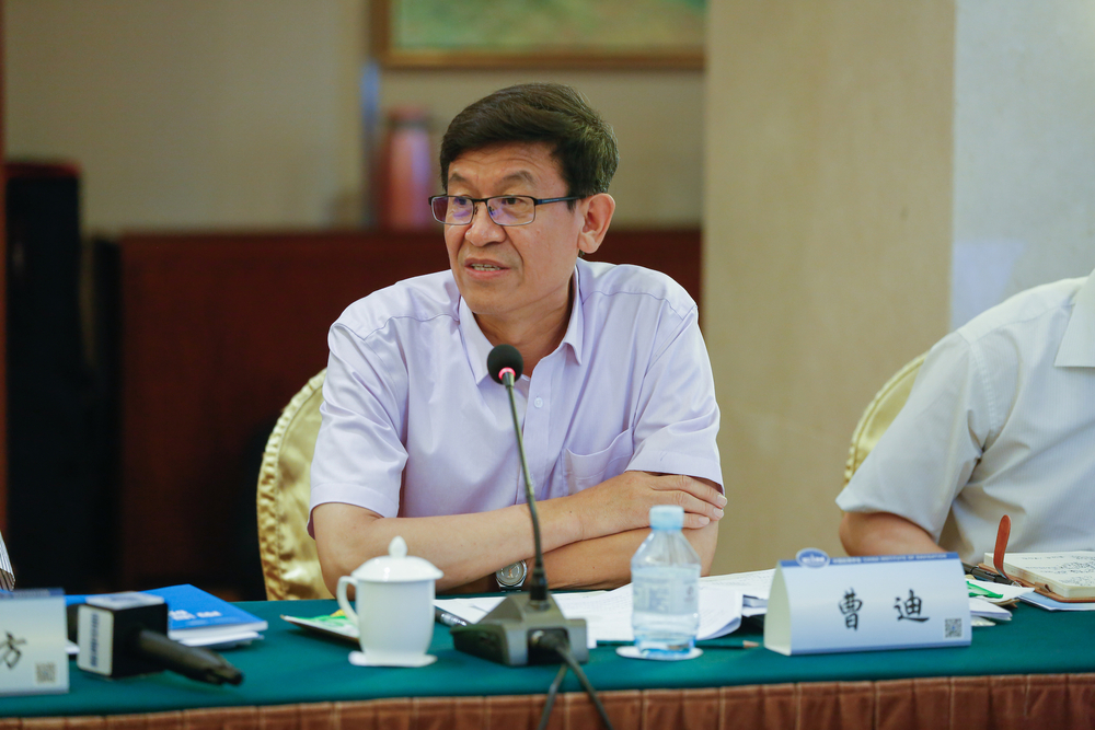 曹迪副理事长主持会议