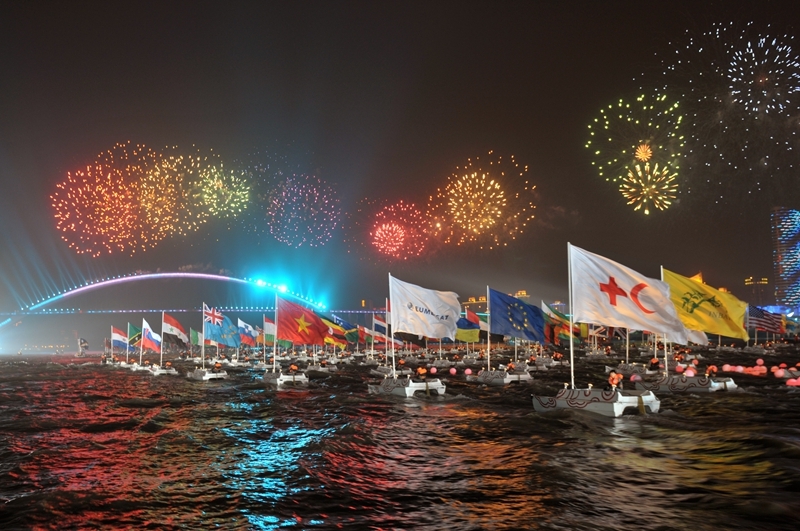 2010年4月30日，上海海事大学396名师生经过100多天精心准备，圆满完成了世博开幕式水上旗船表演项目