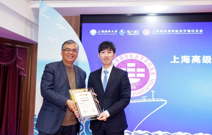 余思勤常务副院长为校友“创意之星”获奖者颁发荣誉证书