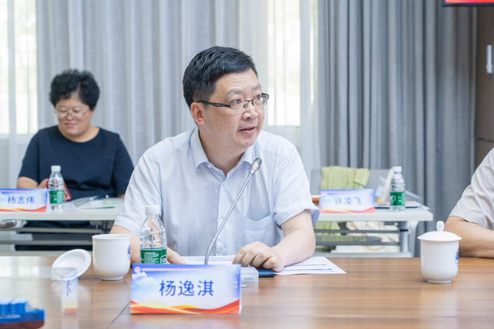 《文汇报》理论部主任杨逸淇主持第二阶段主旨发言