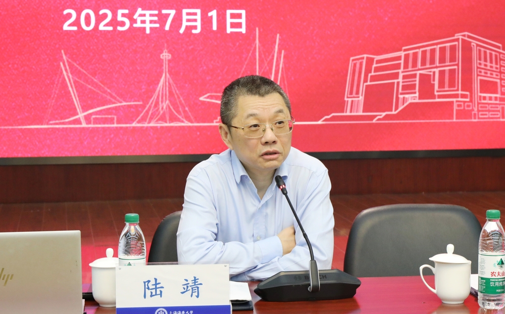 上海海事大学原校长、市人大城建环保委副主任陆靖作报告