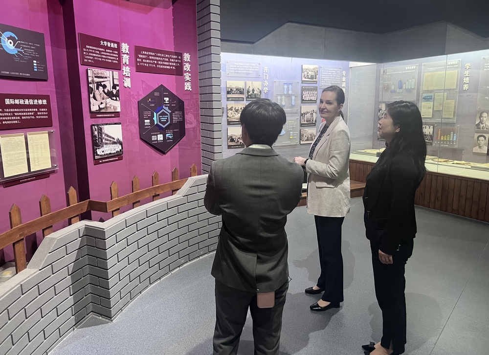 参观校史馆