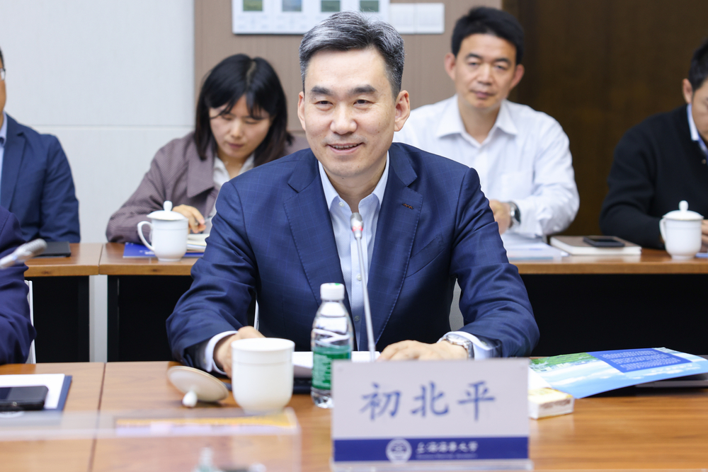 初北平校长介绍学校科技工作情况