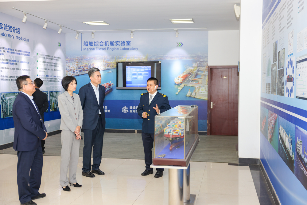 参观船舶机舱综合实验室