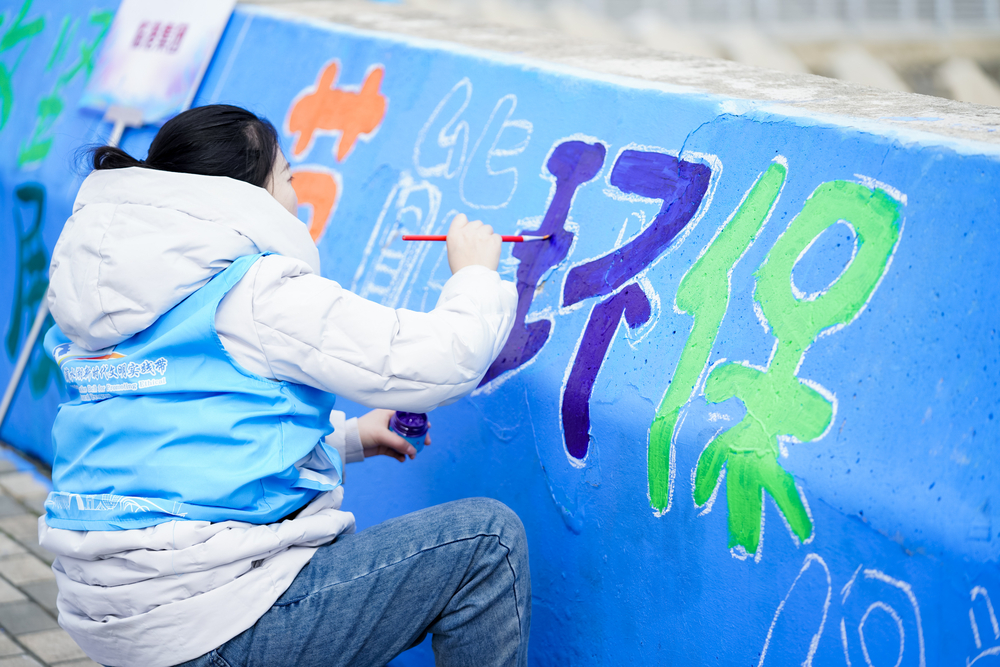 志愿者进行海堤绘画