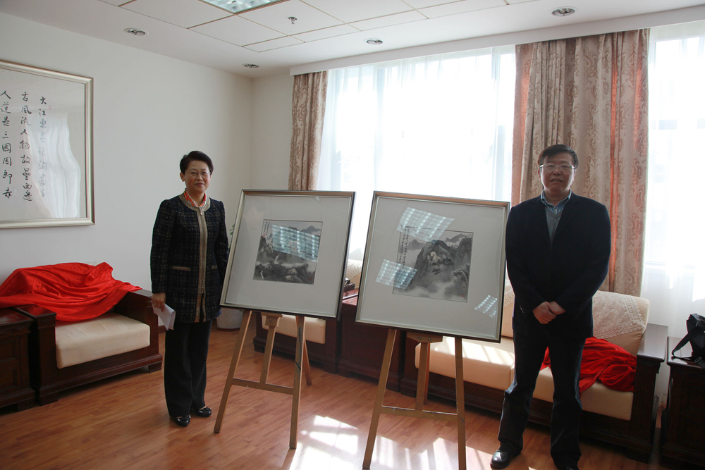 门妍萍副书记和许承兴副院长一同为捐赠的绘画作品揭幕