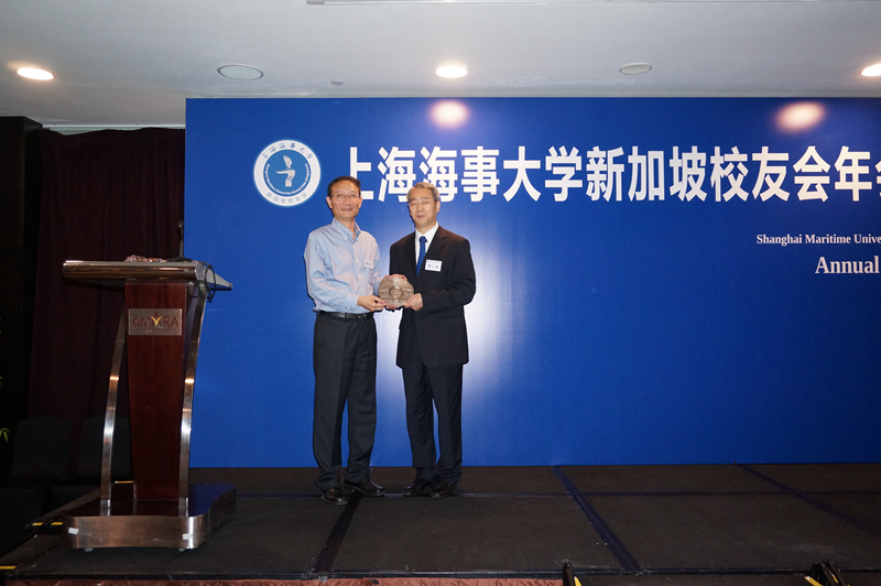 黄有方校长向曹士海参赞赠送礼品