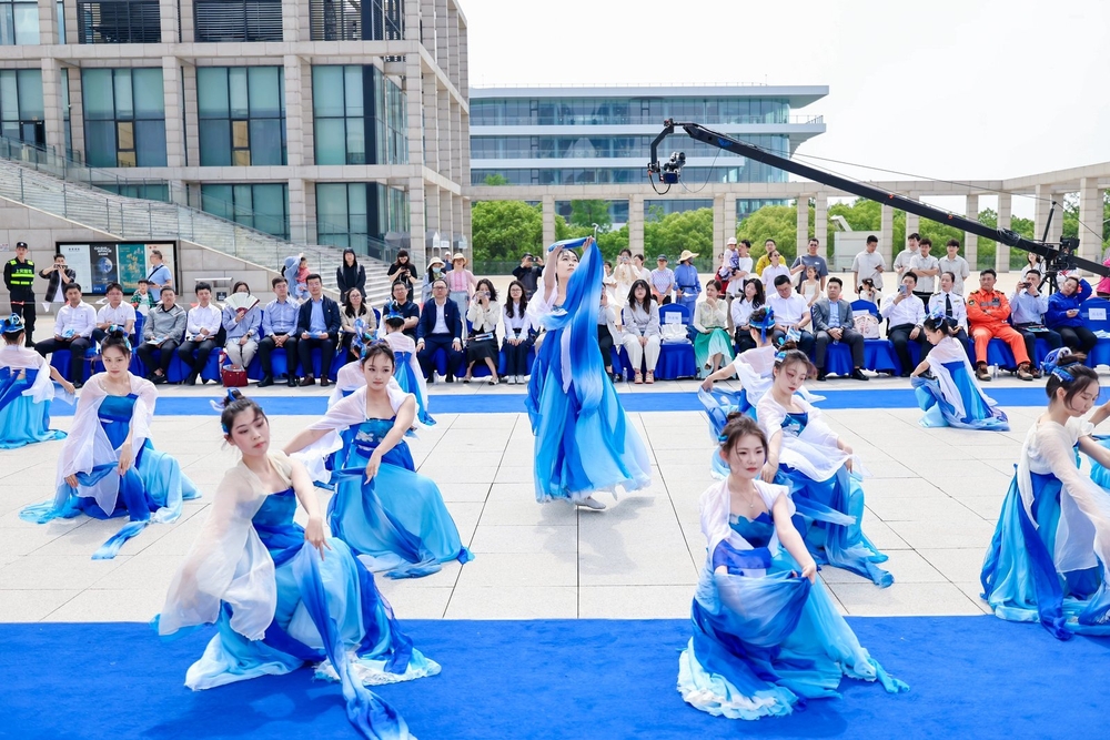 舞蹈团演绎《风调雨顺》