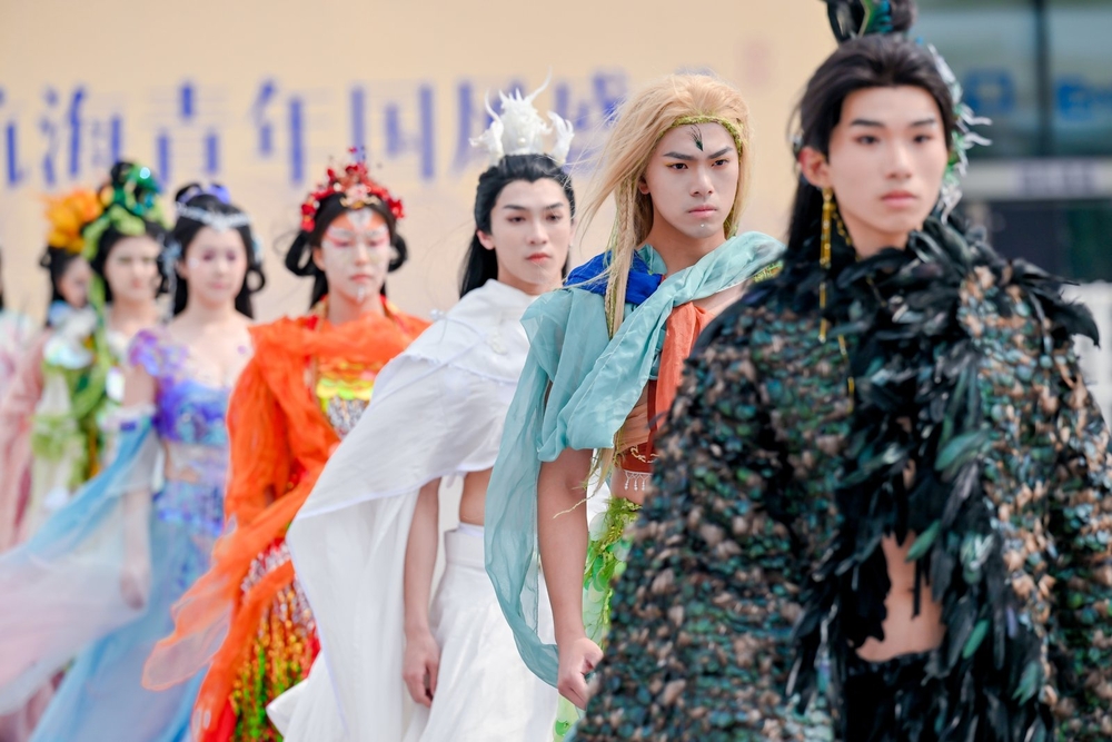 模特社“拟人化”山海经神兽