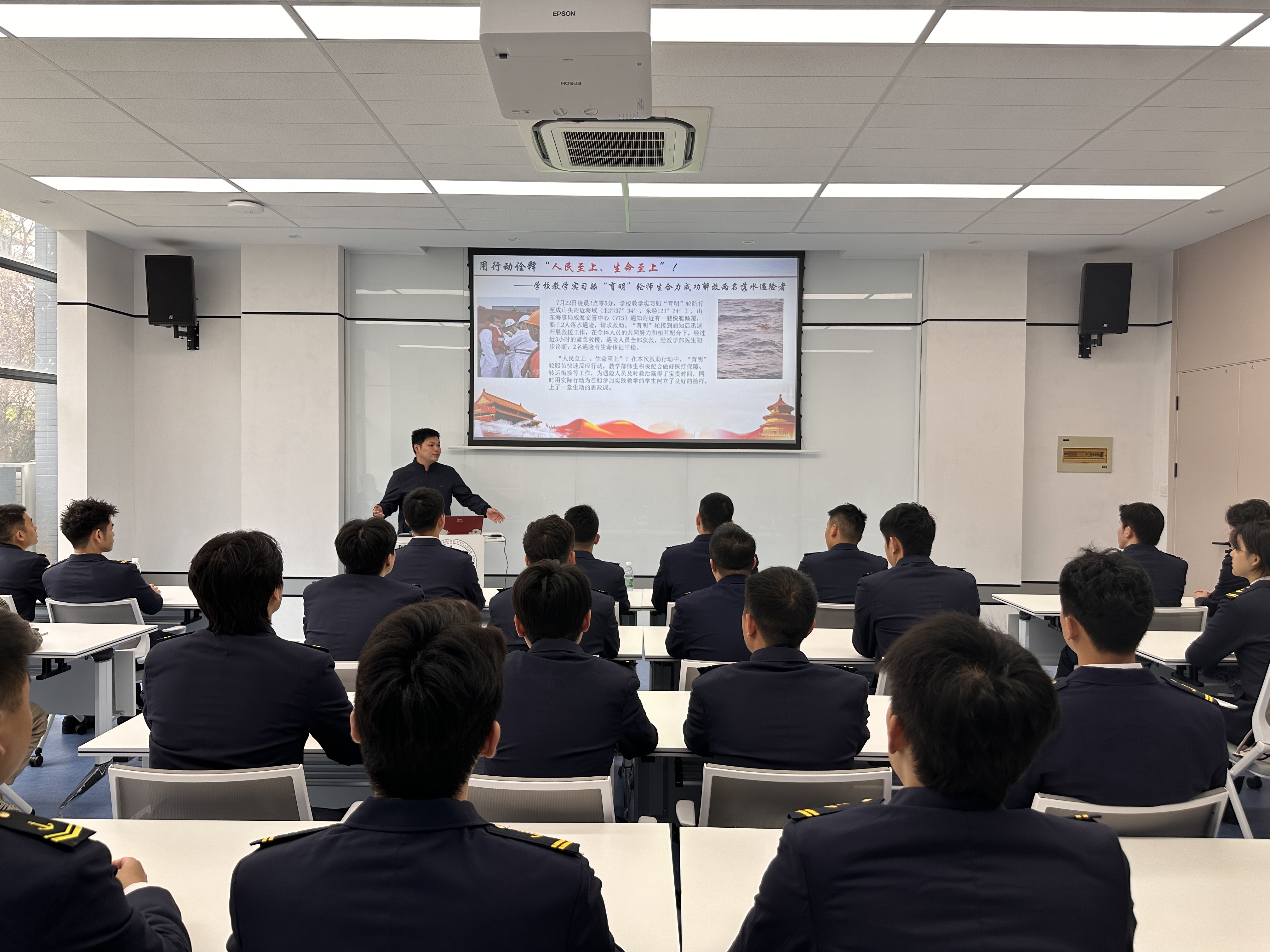 徐善凯为学生讲述”育明“轮海上救援事迹