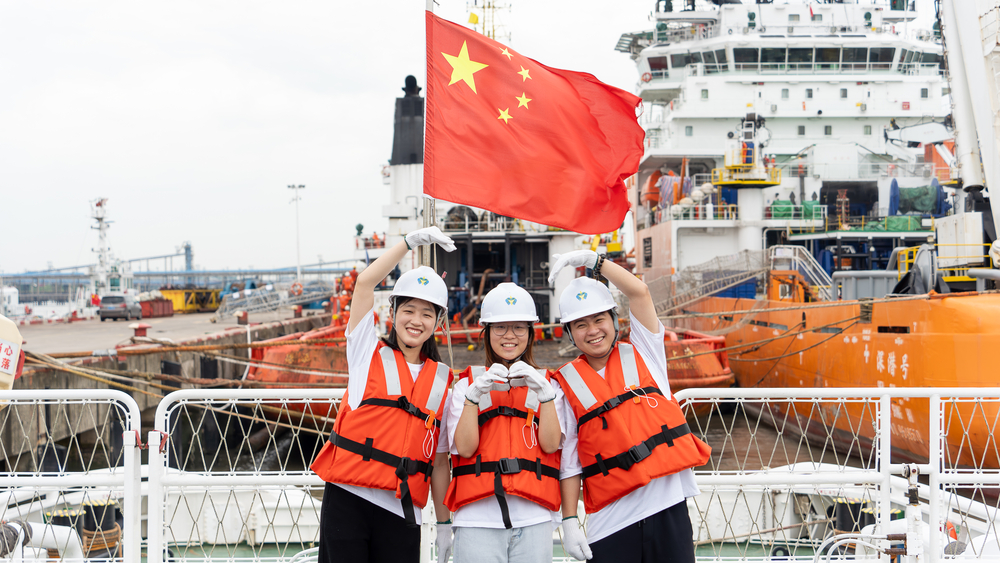 实践队员与国旗合影