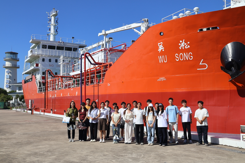 参观“吴淞号”液货模拟船