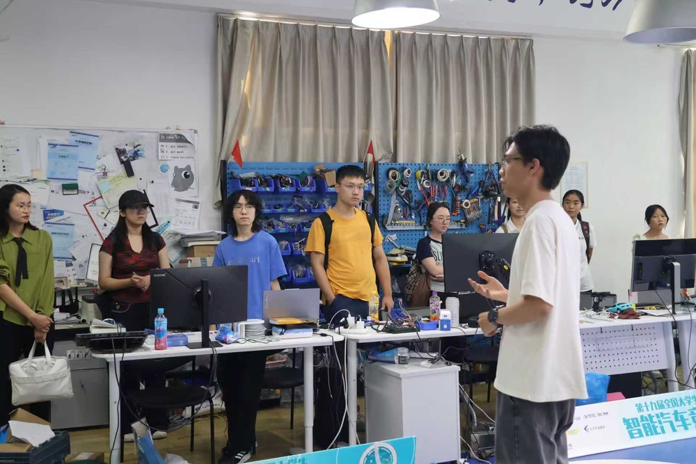 参观物流工程学院智能车实验室