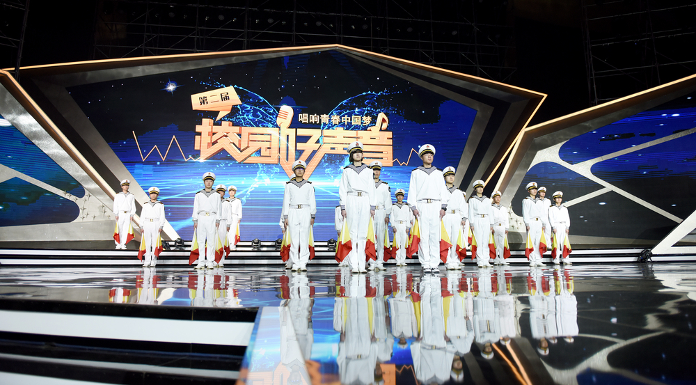 上海海事大学旗语队在开场表演