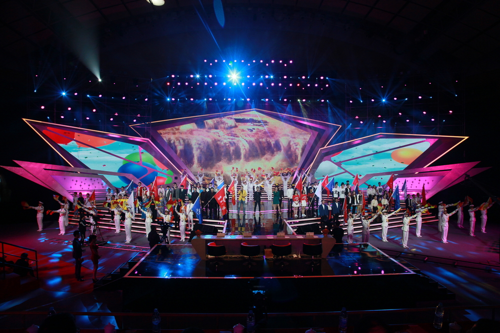 24组高校进行开场表演