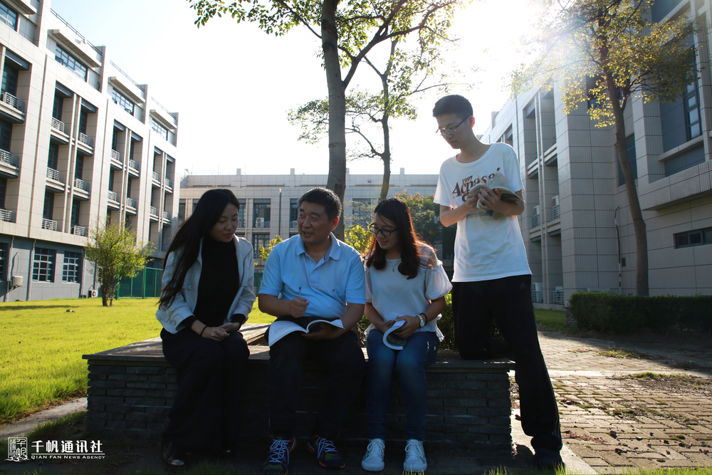 徐志京老师和学生们在一起