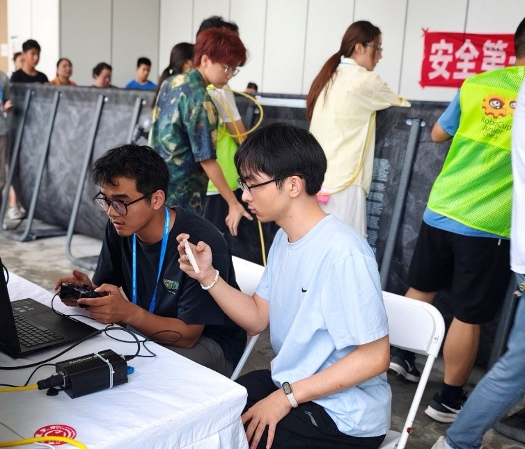 参赛成员进行水下机器人赛项比赛