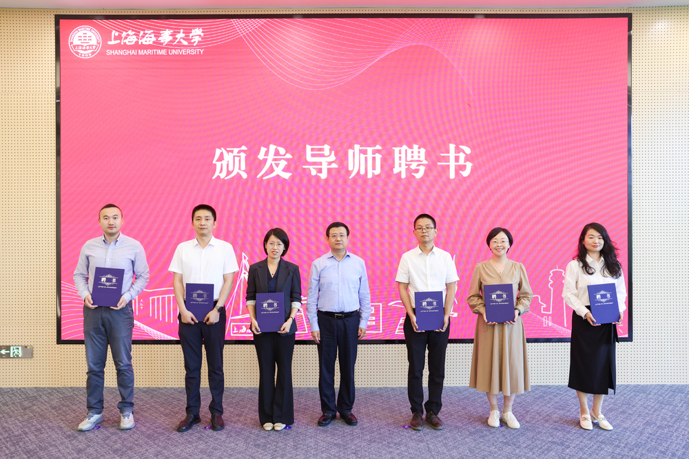 校党委书记宋宝儒为导师代表颁发聘书