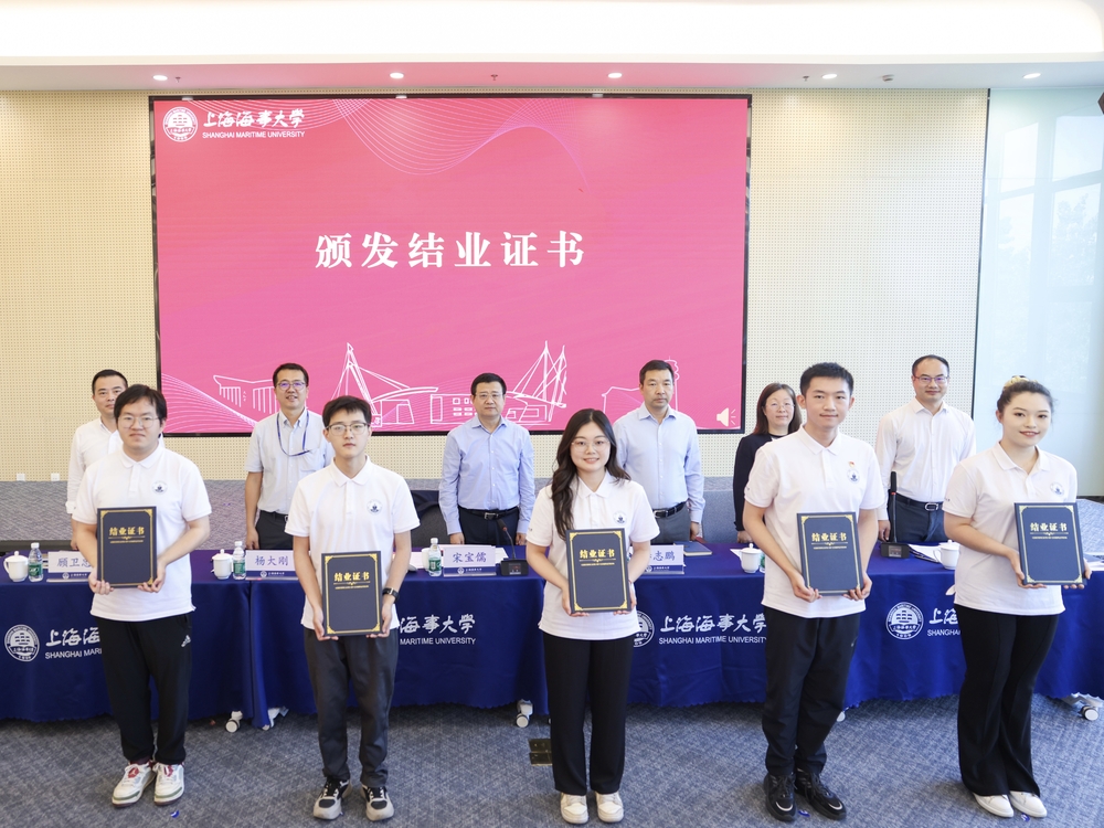 颁发第一期学员代表结业证书