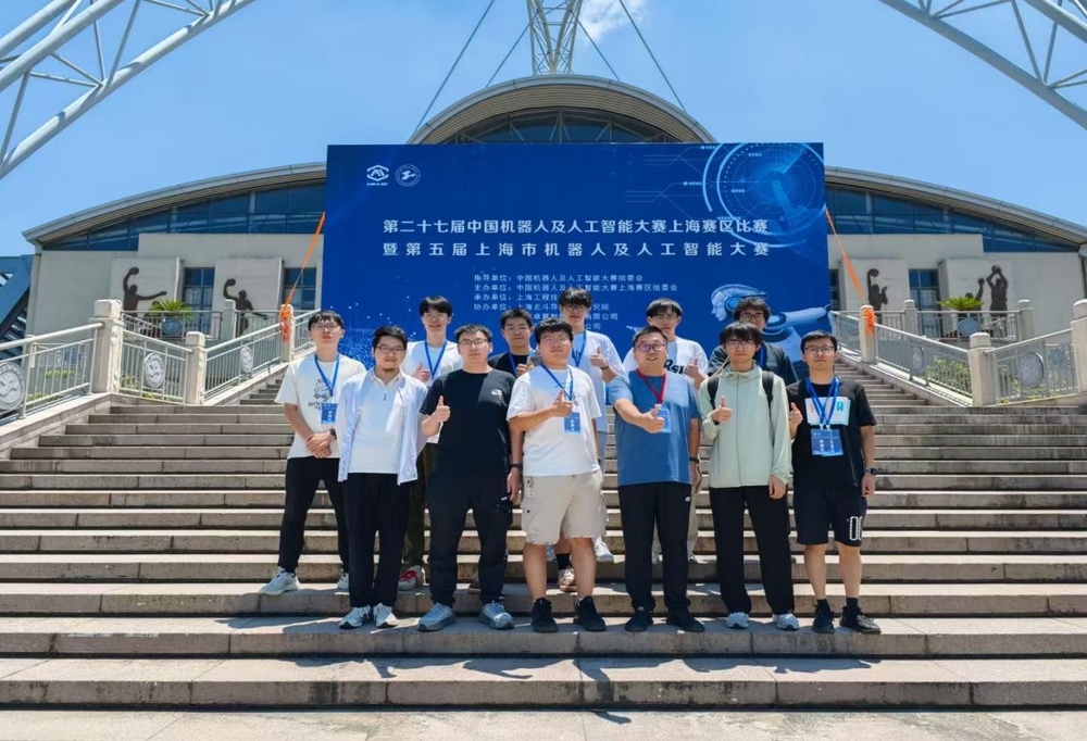 上海市赛参赛成员及指导老师合影