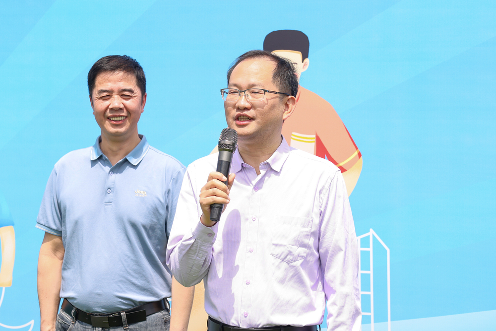 曹荣瑞副书记宣布比赛开幕