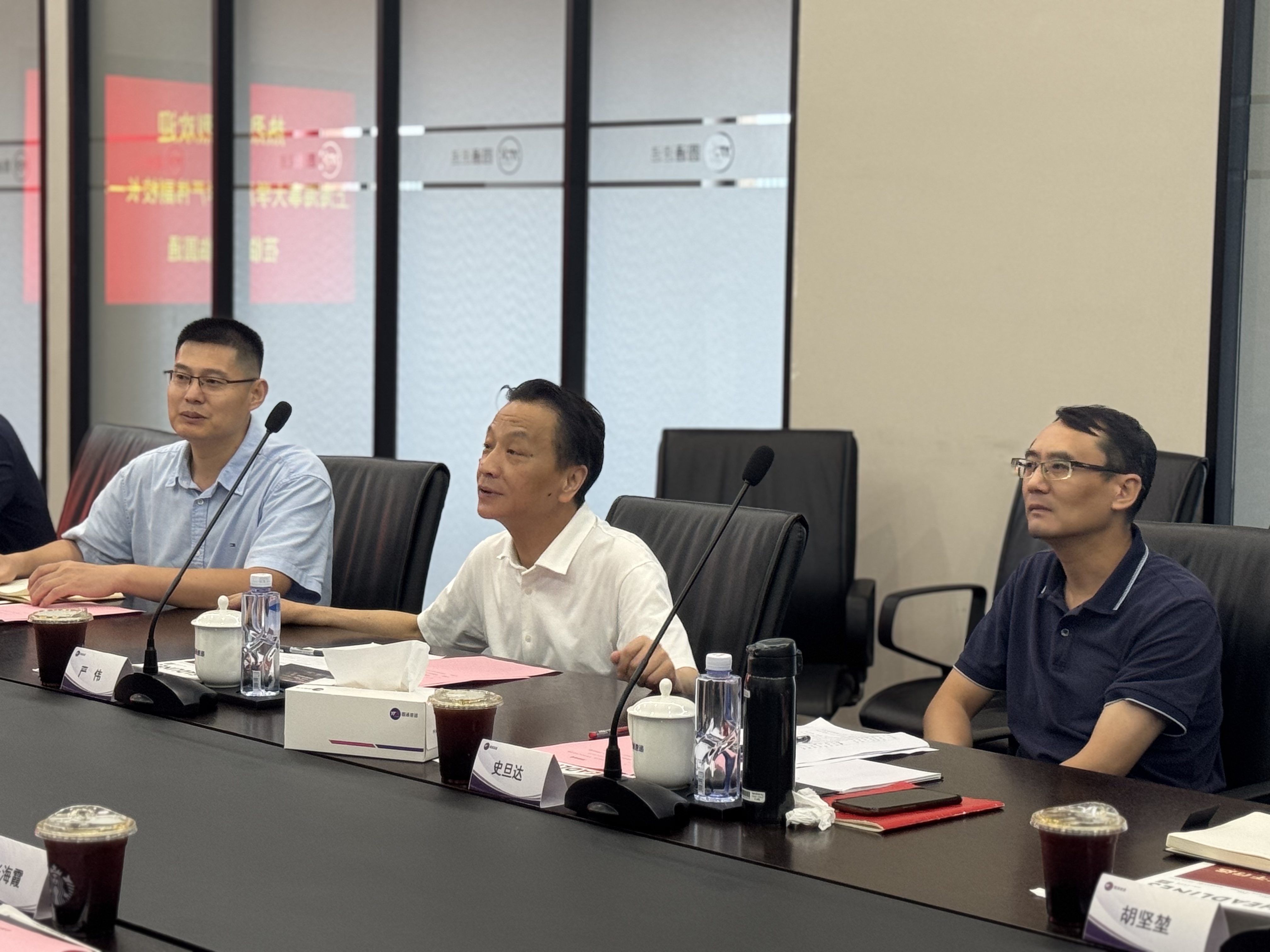 严伟介绍学校工作