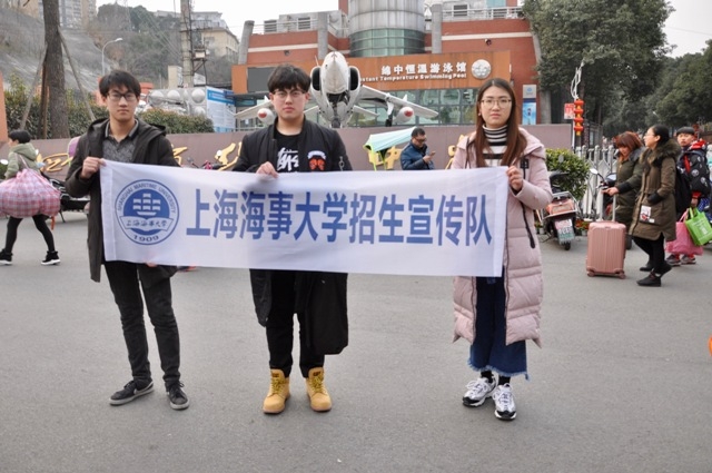 在国家级示范性高中四川绵阳中学也有志愿者的身影