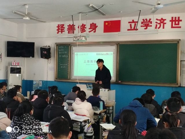 志愿者在安徽省重点中学合肥一六八中学进行招生宣传