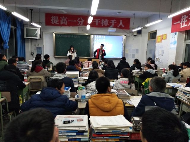 志愿者在宣传之余为高三学生加油打气